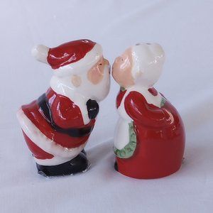 NWT  Santa & Mrs. Claus Kissing Ceramic Salt & Pepper Shakers-